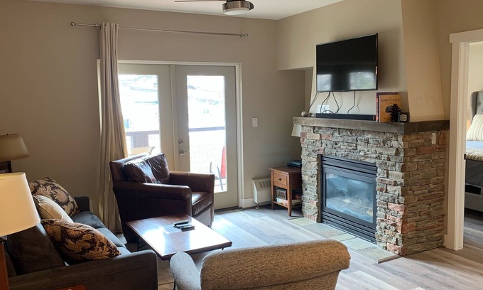 Silvercreek House | 2 Bed 2 Bath w/sofa sleeper luxury slope side ski-in/ski-out condo - sleeps 7