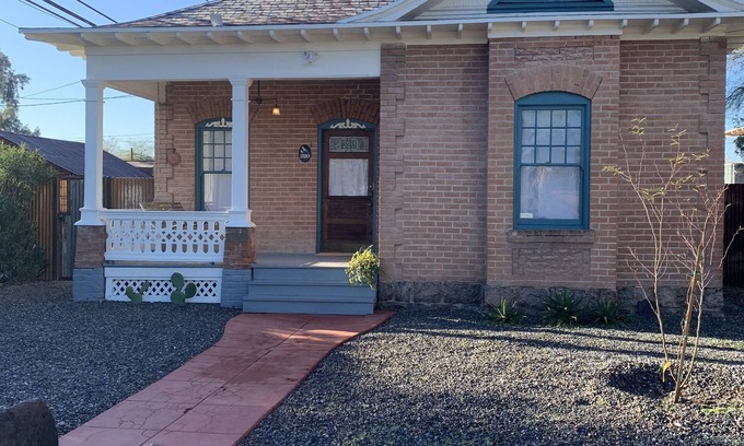 South Park House | 2 bed/2bath Desert Victorian house, downtown