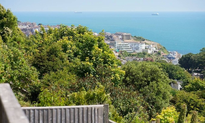 Ventnor House | 2 Bed Apartment - Sea Views - Ventnor
