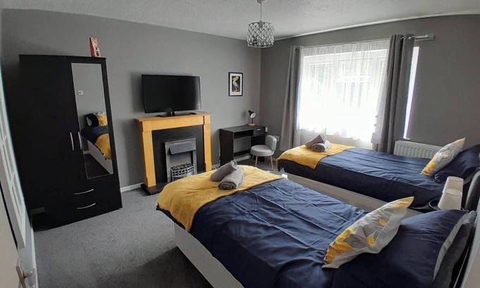 Northampton Apartment | 2 Bed Apartment Sleeps4 with FreeP & Internet