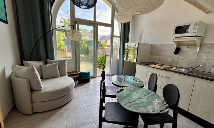 Carantec Apartment | 2-bed apartment with private terrace - 50m from beach and GR34. Dogs welcome.