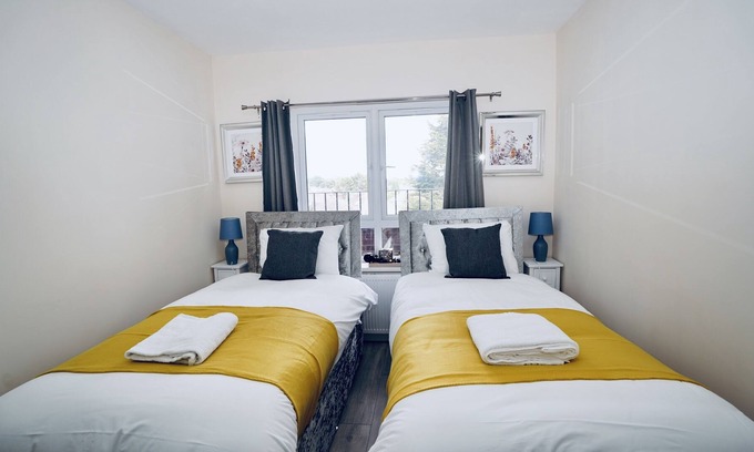 Slough Apartment | 2 Bed Apt Free Parking Close To Heathrow & Windsor