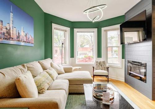 Lakeview Apartment | 2 Bed Apt w/Office, Free Parking, Near Wrigley