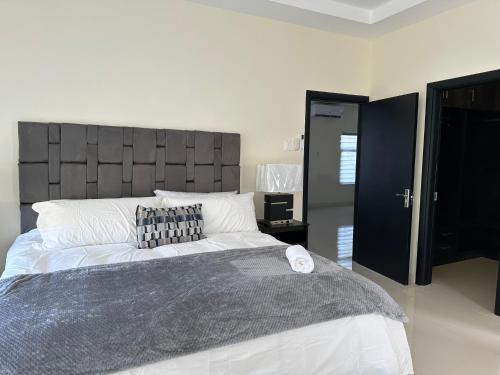 Ocho Rios House | 2 bed bungalow en-suite, with pool & gym
