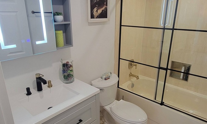 Downtown Mississauga Apartment | 2 BED + DEN , 2 BATH spacious condo near Square one