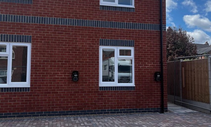 Long Eaton Apartment | 2 Bed Flat - Sleeps 8 - Pets - Garden - Parking