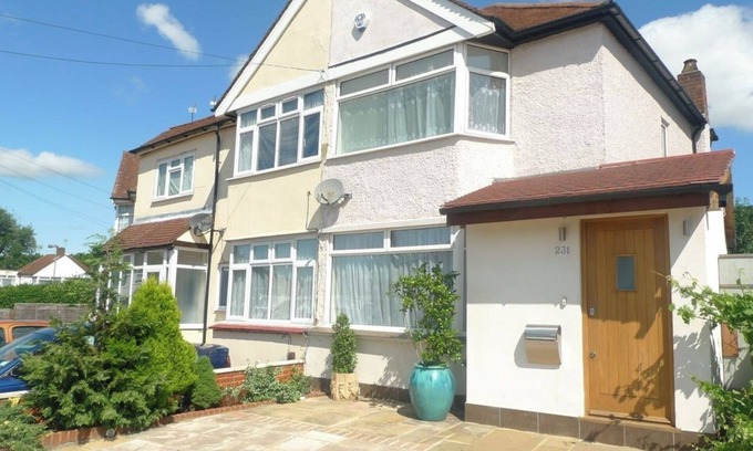 Hanworth House | 2-Bed Home Near Heathrow, sleeps up to 7 people