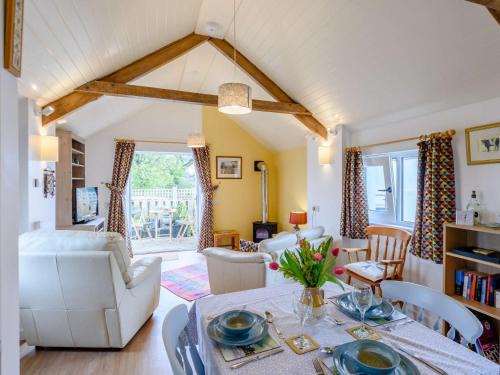 Holsworthy House | 2 Bed in Holsworthy 82819
