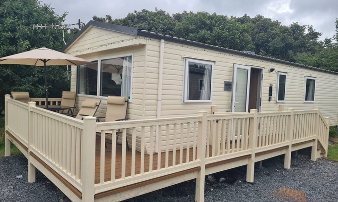 Millom Cabin | 2 Bed Lodge - Sleeps 6 - Parking - Pets - Wifi