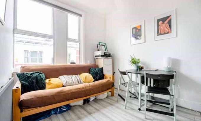 Cann Hall Apartment | 2 Bed London Serviced Apartment near 5 train stations Fast Wi-Fi, TV & WFH