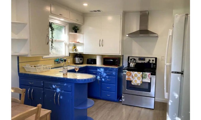 Modesto House | 2 Bed Near Doctors Hospital: Beautiful, Sunny, New