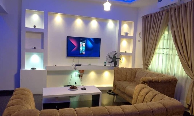 Benin City Apartment | 2 Bed-Sleeps 4-Free Parking-AirCon