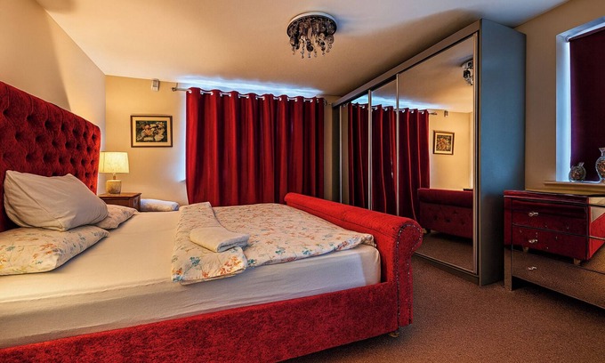 Lacey Green House | 2 Bed-Sleeps 5-Private Garden-Free Parking