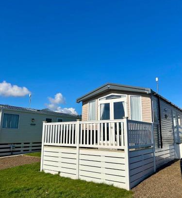 Coldingham House | 2 Bed-Sleeps 6-Patio-Parking-Pet Friendly