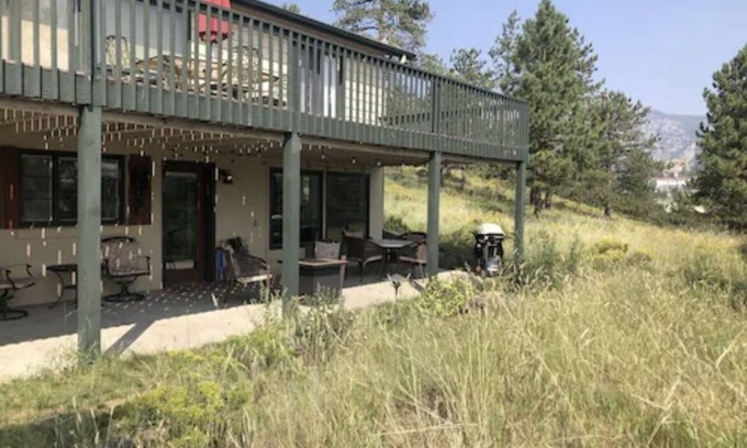 Estes Park House | 2 bedroom 1 bath close to downtown and RMNP- sleeps 4-6