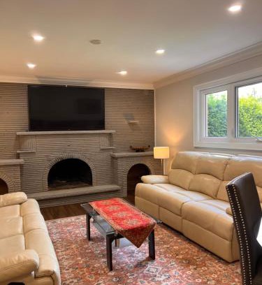 Richmond Hill Apartment | 2 bedroom 1 Parking Ground floor unit