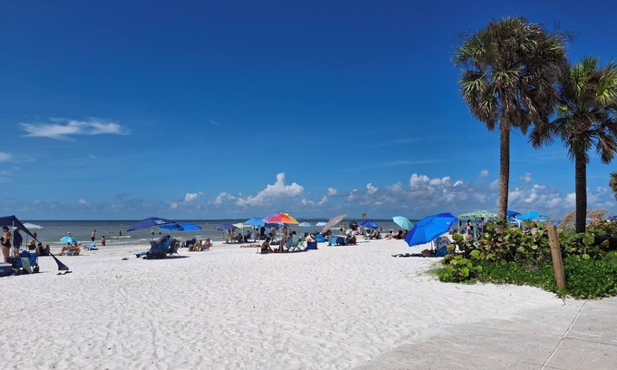 North Fort Myers House | 2 Bedroom 2 Bath cozy townhouse. Close to beaches, nightlife.
