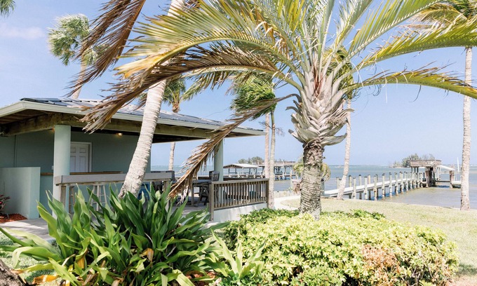 Roseland House | 2 Bedroom 3 Bathrooms with Private Dock & Outdoor Cabana Directly on the River