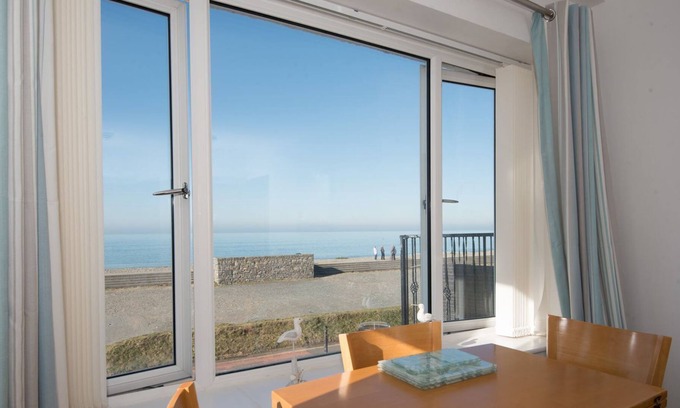 Dinas Dinlle Cabin | 2 bedroom accommodation in Caernarfon