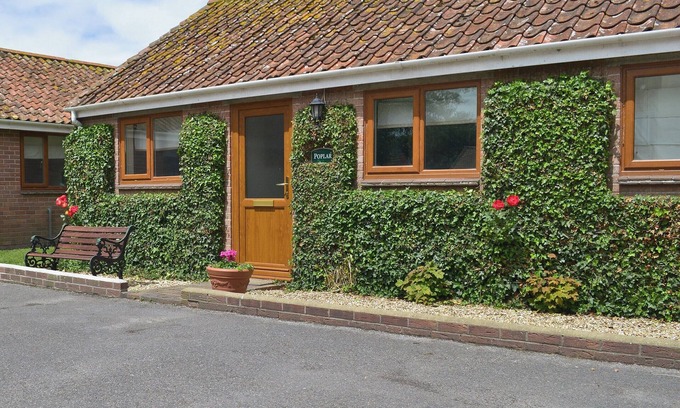 East Huntspill Cottage | 2 bedroom accommodation in East Huntspill, near Highbridge