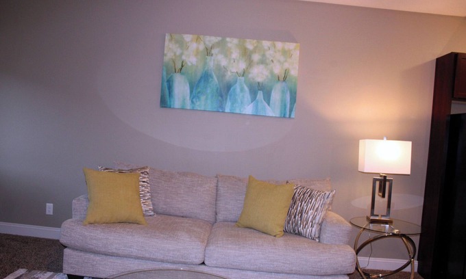 West Des Moines Apartment | 2-bedroom apartment in W. Des Moines. Close to Jordan Creek mall, DMU, Top Golf