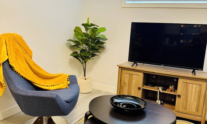 Southwest Edmonton Apartment | 2-bedroom apartment in wonderful SW Edmonton with WiFi, fitness equipment.
