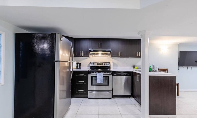 Little Italy Apartment | 2 Bedroom Apartment in the Heart of Trinity Bellwoods