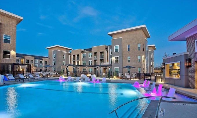 Richmond Apartment | 2-bedroom apartment in awesome Richmond: pool, jacuzzi, pool table, fitness room