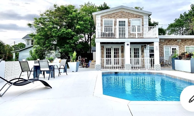 Auburndale House | 2 Bedroom Apartment 14 Miles to Legoland and 30 Miles to Disney