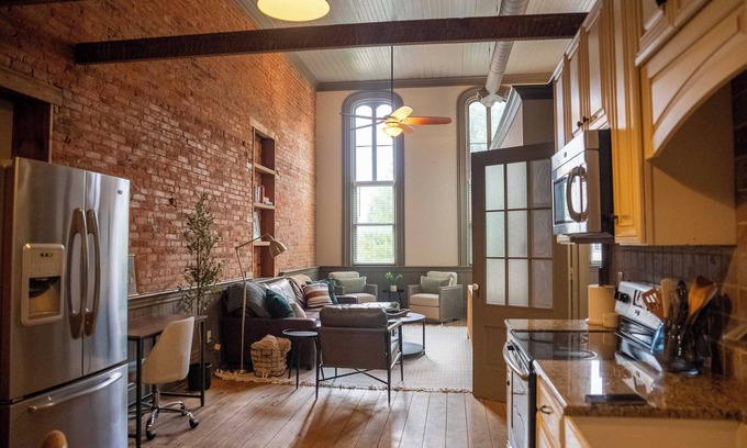 Marshall Apartment | 2-bedroom Beautiful, large DTown Marshall Apartment with WiFi, AC