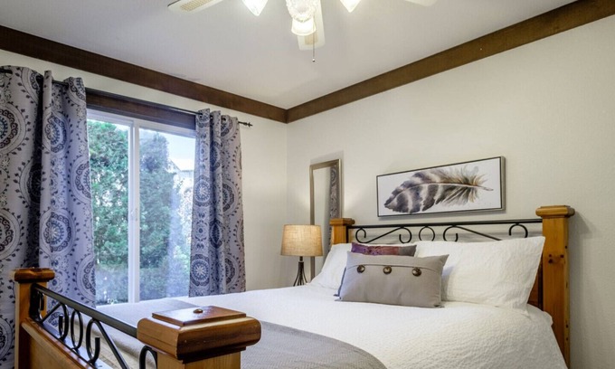 Harrison Hot Springs Cottage | 2 BEDROOM | QUEEN BED + 2 TWIN BEDS + QUEEN SOFA BED | SLEEPS UP TO 6 GUESTS