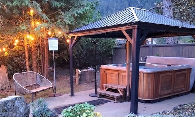 Harrison Hot Springs Cottage | 2-BEDROOM COTTAGE | 2 QUEEN BEDS | FAMILY-FRIENDLY | SLEEPS UP TO 4