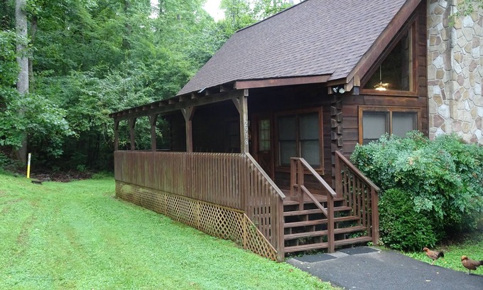 Pigeon Forge Cabin | 2 Bedroom Cabin - 2 miles to Parkway