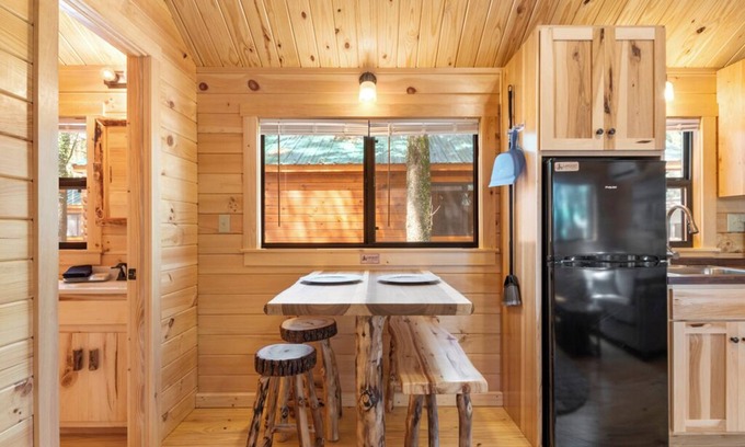 Thonotosassa Cabin | 2 Bedroom Cabin - Happy Travelers RV Resort