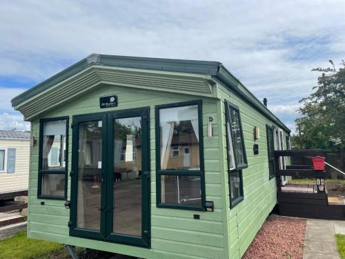 Glasgow Ski Chalet | 2-Bedroom Caravan Located in Uddingston, Glasgow at Maryville Caravan Site