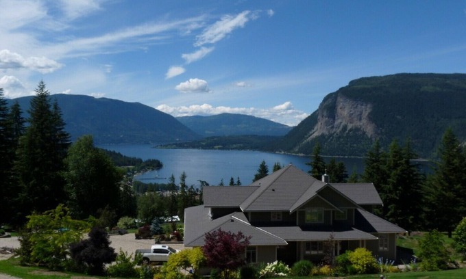 Canoe House | 2 Bedroom Carriage House with Panoramic views of Shuswap Lake