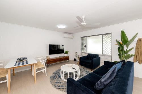 Pimlico Apartment | 2-Bedroom Charm near Mater Hospital Pimlico