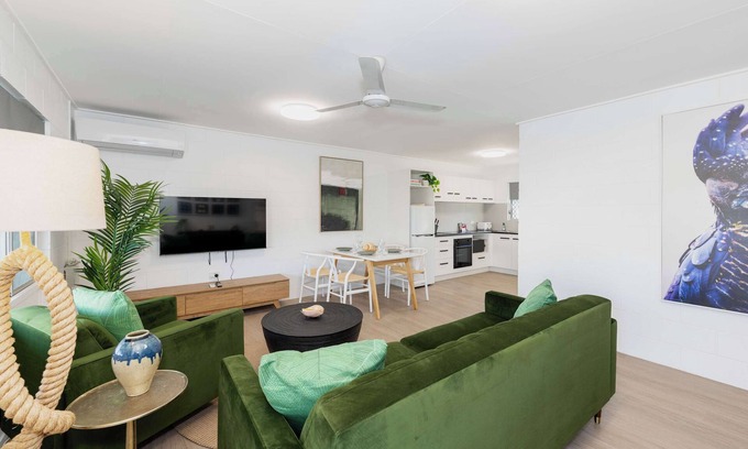 Pimlico Apartment | 2-Bedroom Comfort near Mater Hospital, Pimlico