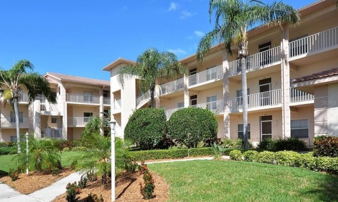 Palmer Ranch Condo | 2 Bedroom Condo 427612 by Houzlet