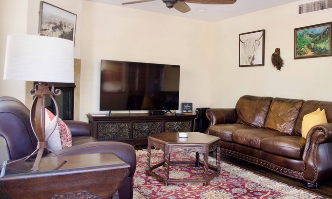 Tucson Condo | 2-Bedroom Condo in the Foothills, La Encantada, Galleries and Restaurants!