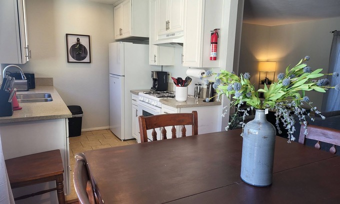 Park Estates Condo | 2-bedroom Condo with WiFi less than 10 min from Beach, CSLB, Convention Center