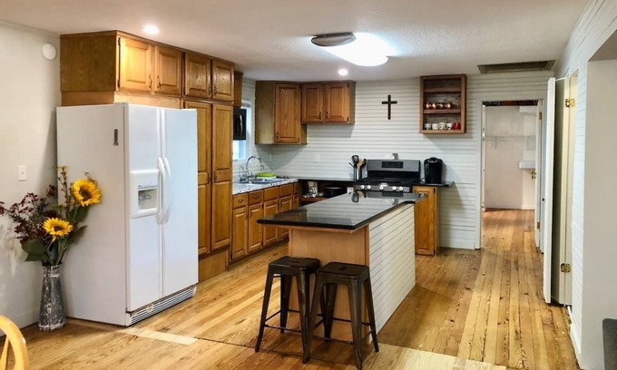 Shawnee House | 2 Bedroom Cottage, large front yard, pets welcome, great location