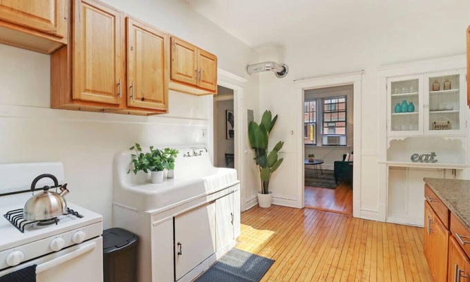 Andersonville Apartment | 2-Bedroom Cozy Apt in Prime Location