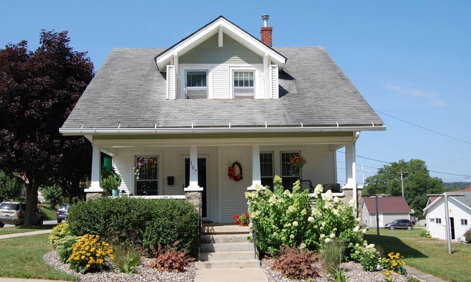 Decorah House | 2 Bedroom Downtown Bungalow- Must see!