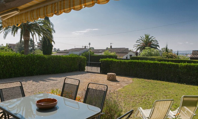 Torroella de Montgri House | 2 bedroom semi-detached house in Urb. Torre Gran, L'Estartit. Garden and community pool (Ref:H38)