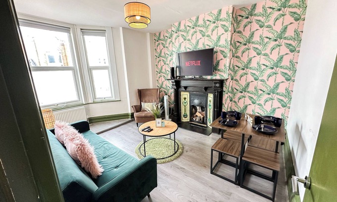 Askew Apartment | 2 Bedroom Flat with indoor fireplace in Shepherds Bush near White City London