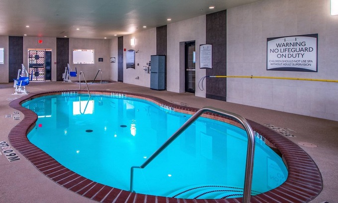 Longview Condo | 2 Bedroom | Free Breakfast. Indoor Pool & Hot Tub