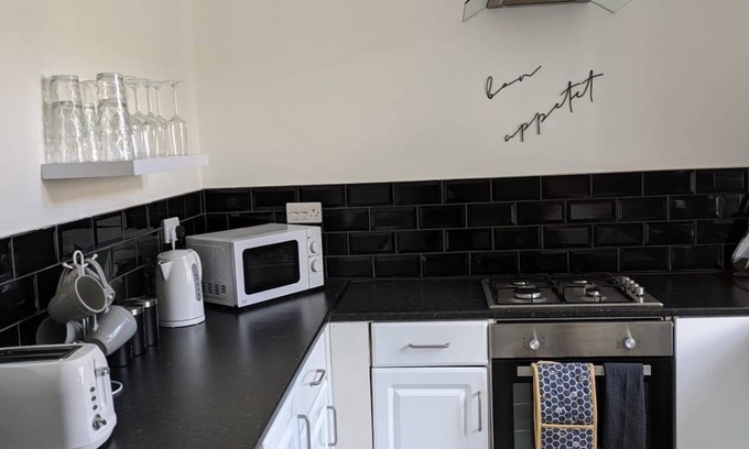 Heywood House | 2-Bedroom House | Free Parking