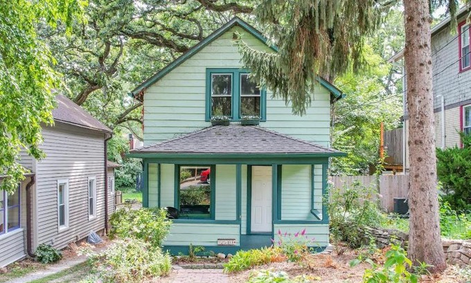 Des Moines House | 2 Bedroom House with Outdoor Oasis Near Downtown