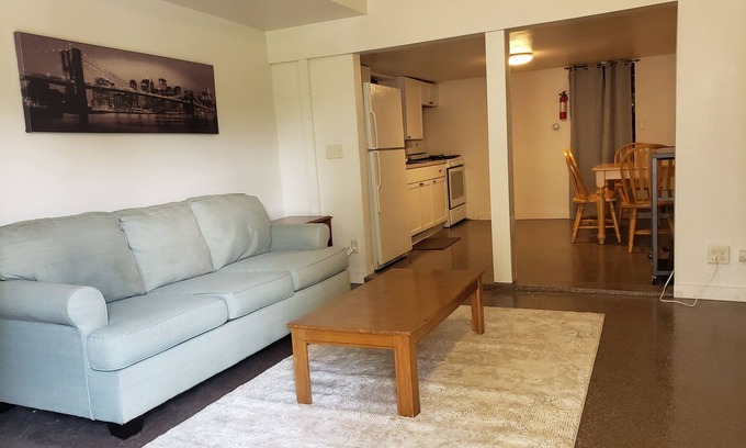 Rockford House | 2 bedroom in convenient location. Quiet safe neighborhood close to shopping.